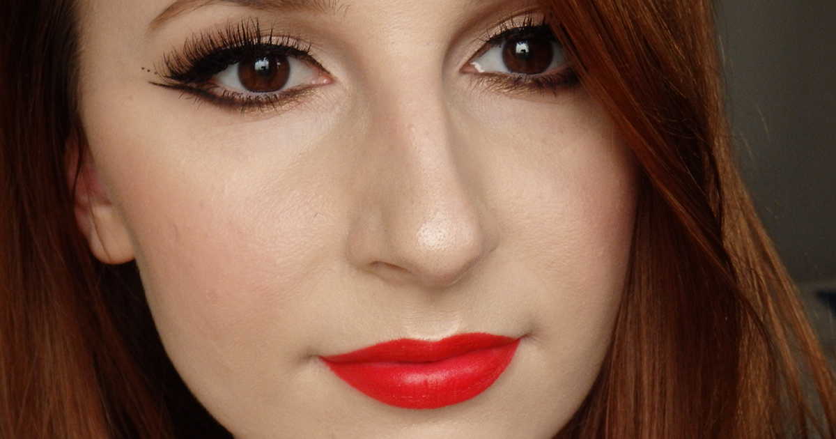 Graphic Liner And Bold Lips Adjusting Beauty