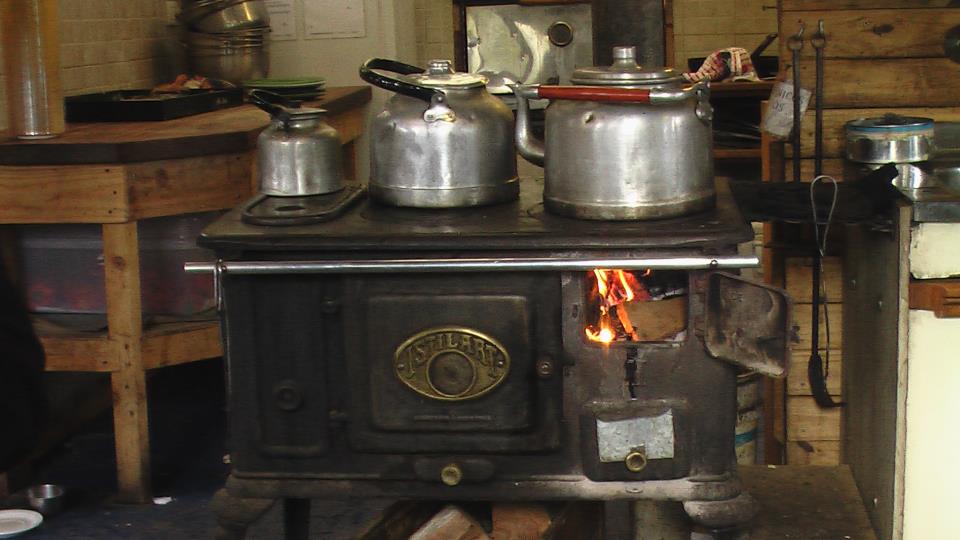 Hilando Recuerdos: Tributo a las tradicionales cocinas a leña de los