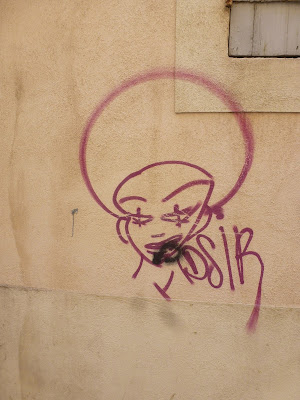 Tags and Characters, Frau mit "Afro" in Marseille