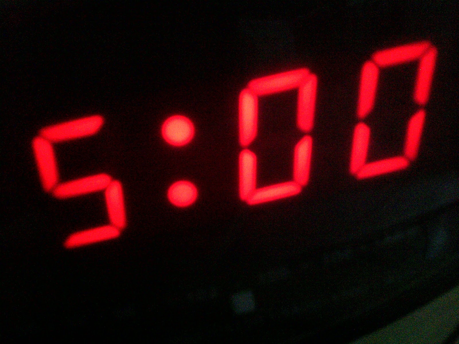 Будильник через 5. Am5. 5am будильник. Будильник 5 30. Часы на экран.