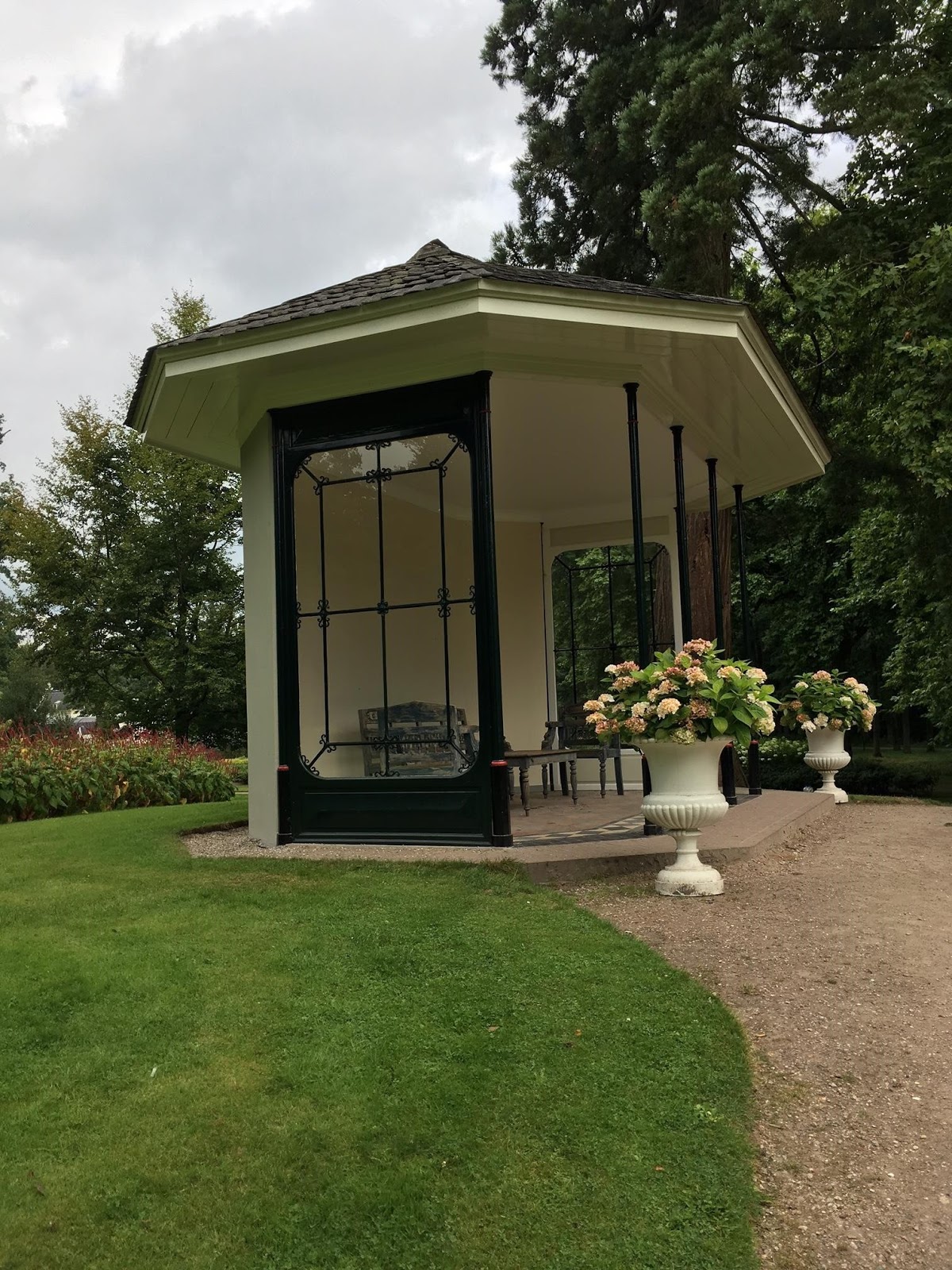 Bij de tulpenboom: nazomeren
