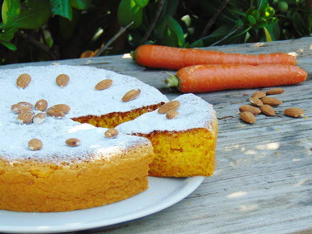 Torta di carote , un dolce semplice e v eloce da fare ideale per la colazione o la merenda pomeridiana