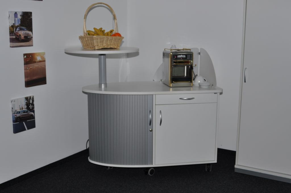 Colour up your office !: Mobiler Kaffeeschrank für die Party im Büro