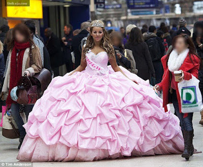 image 1 Wanita Pakai Gaun Pengantin 76 Kg Bikin Heboh di London