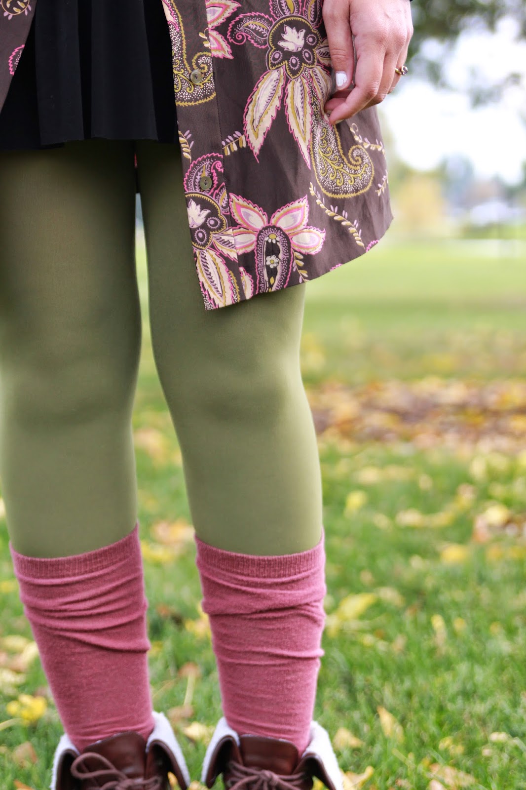 why do my leggings bunch at the kneesocks