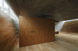 Interior minimalista de hormigón y madera