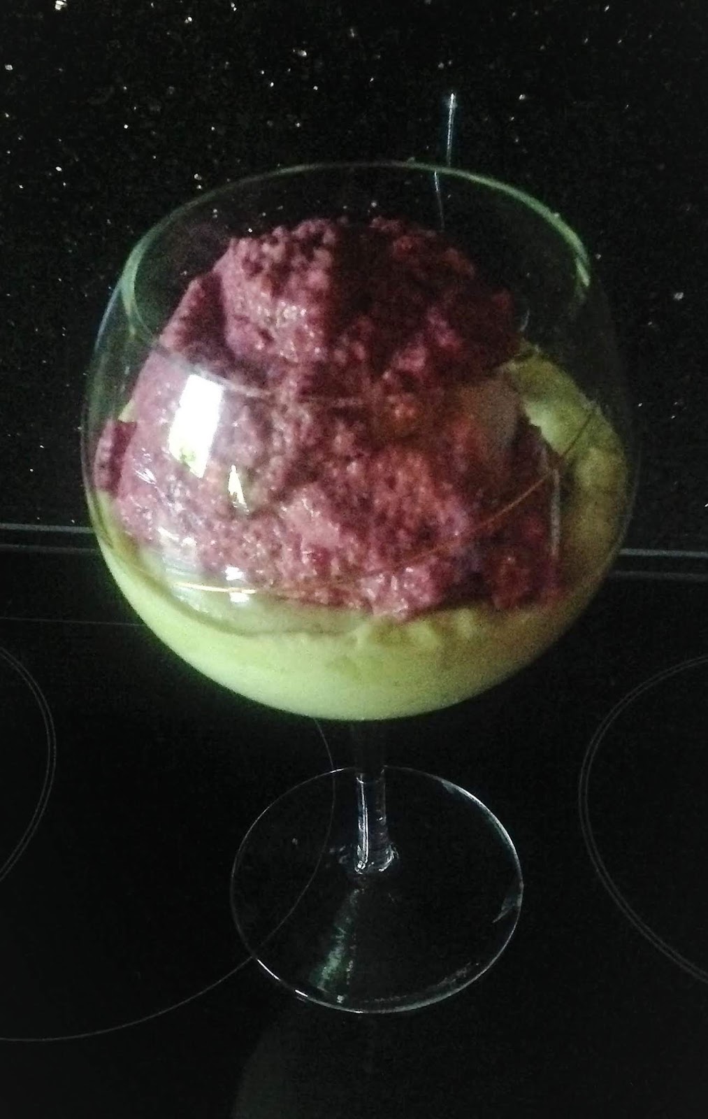 Wessels low carb Welt: Avocadocreme mit Beerenmix Wessels low carb Welt: Avocadocreme mit Beerenmix