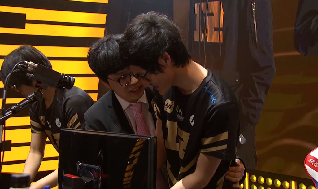 Heart教練在昨晚賽後先是摸摸AD選手Uzi。