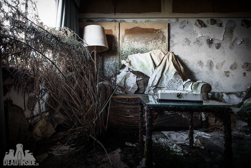 Luxury and Emptiness: An Abandoned Hotel in Japan
