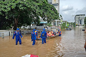 Personel TNI-Polri Dikerahkan untuk Membantu Korban yang Kebanjiran
