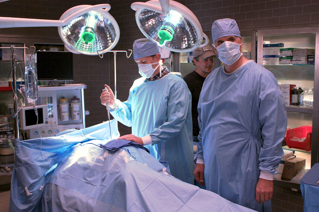 врач в медицинской маске. доктор хаус операция. доктор хаус кадры из фильма. доктор хаус в халате. сериал доктор хаус операция кесарево сечение.