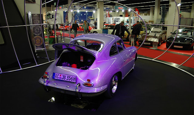 Lila Porsche 356 auf der Retro Classics in Cologne, unrahmt von Gitterstäben