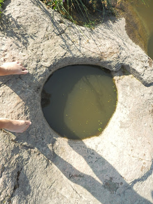 круглый колодец высверленный в гранитной скале на реке Южный Буг, Мигея