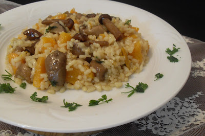 Plato de risotto con setas y calabaza salteadas