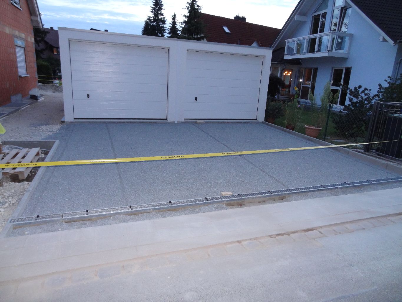 ...unser Haus entsteht: Garten: Treppe und Garageneinfahrt