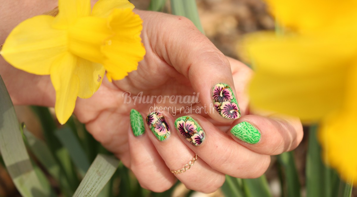 nail-art-reverse-stamping-fleurs-hibiscus-one-stroke-ongle-amor