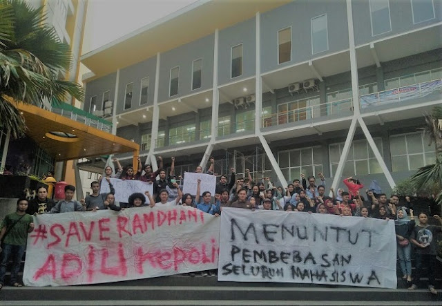 Keluarga Besar Mahasiswa Pakuan menggelar aksi demonstrasi di kampus