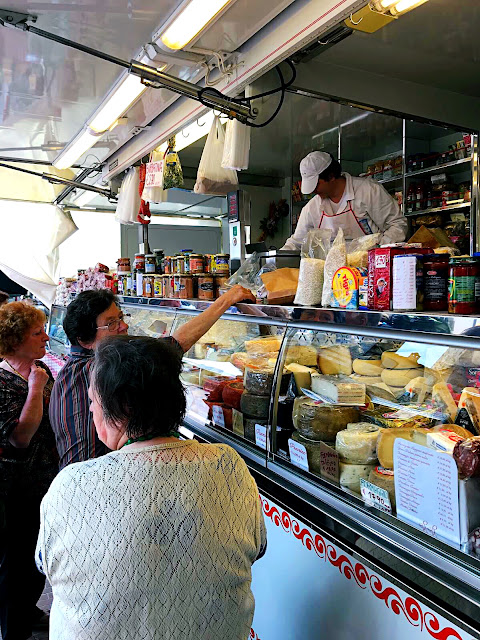 market-san-gimignano