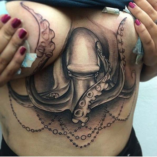Este underboob polvo tatuagem