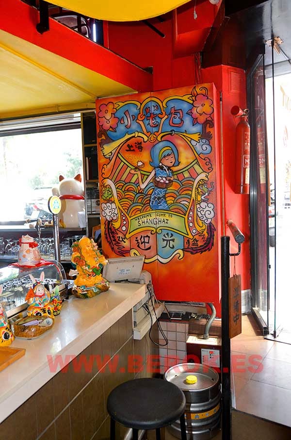Armario de restaurante chino pintado con murales