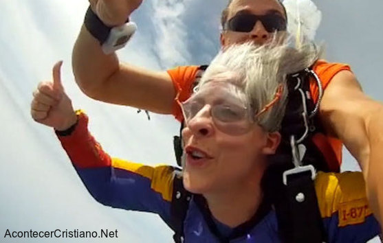 Mujer saltando en paracaídas para ayudar a las misiones