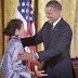 Julia Álvarez es galardonada por Barack Obama con la Medalla Nacional de las Artes