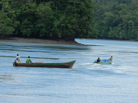 Orang kampung naik perahu motor ke dalam kampung di Teluk Arguni