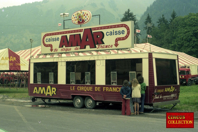 Le cirque Amar arrive à Morzine  1976 Photo Hubert Tièche.  Collection Philippe Ros 