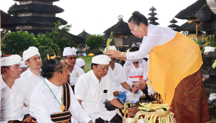 Gubernur Koster Saksikan Fenomena Alam Perwujudan Naga di Pura Agung Besakih