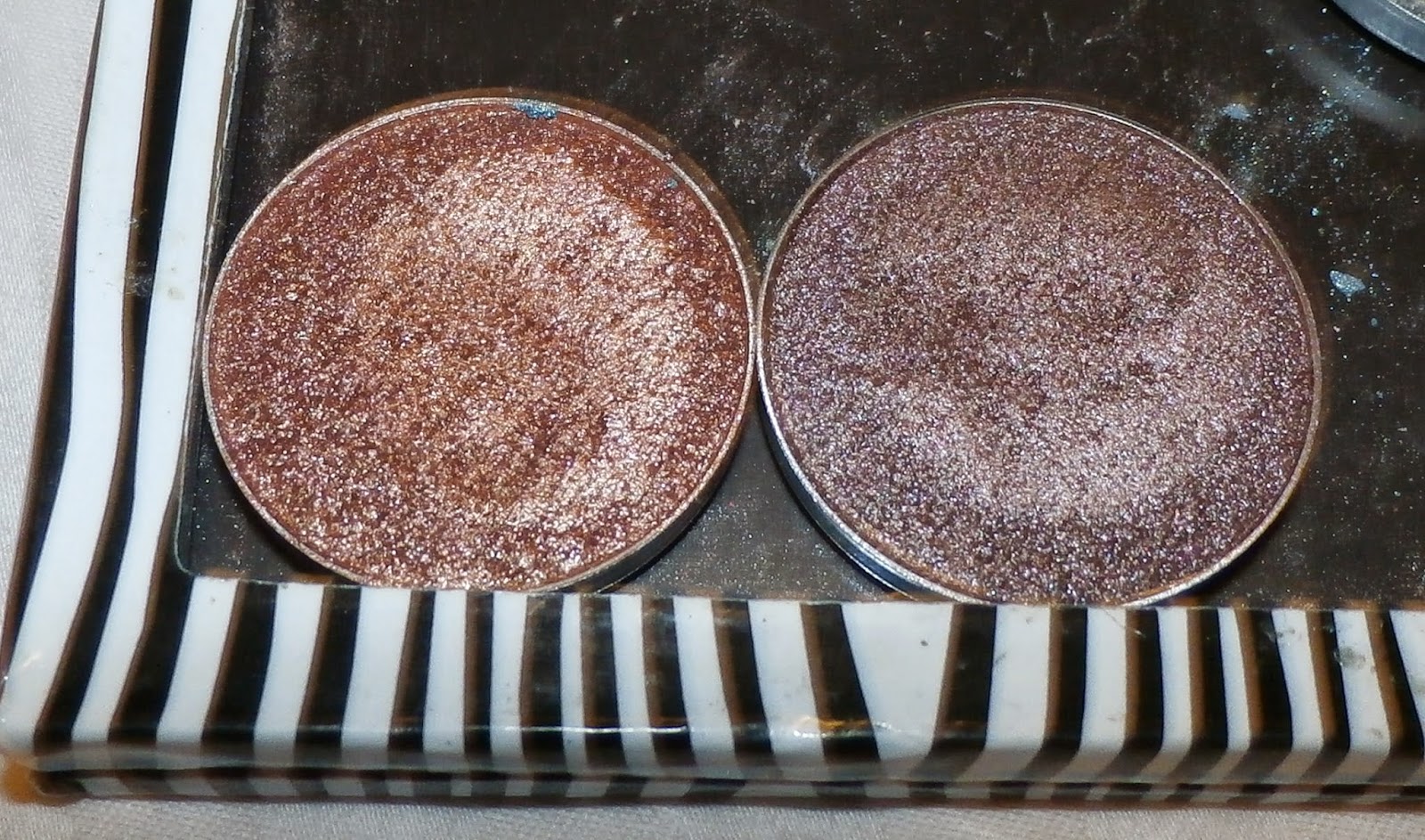 My Makeup Issues: Makeup Geek (MUG) Foiled Eyeshadows in Grandstand and Mesmerized - Review Swatches