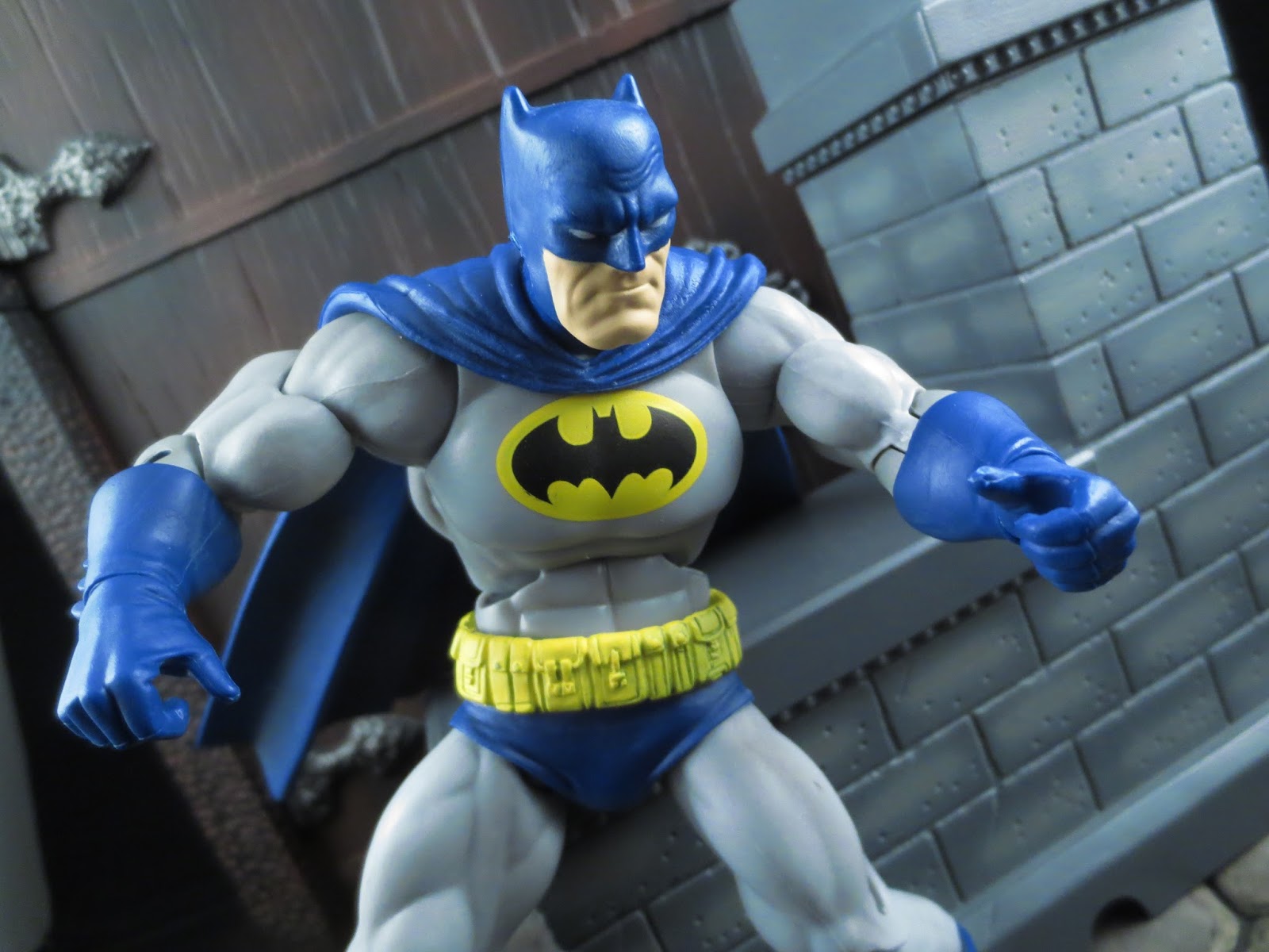 6"  Mattel DC The Dark Knight Movie Masters BATMAN BEGINS Figure Blue Stand 