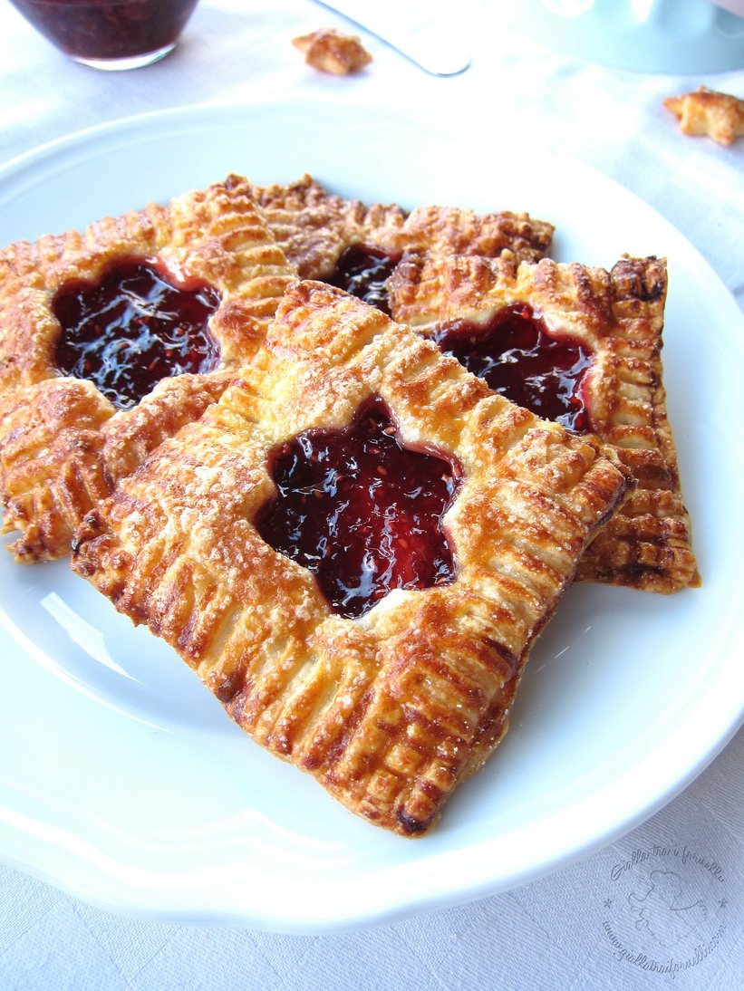 Caramelized puff pastry with raspberry jam - Sfoglie caramellate con confettura di lamponi 