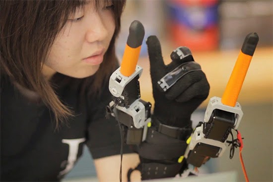 多了兩指更靈活？讓你變更強的機器人手套