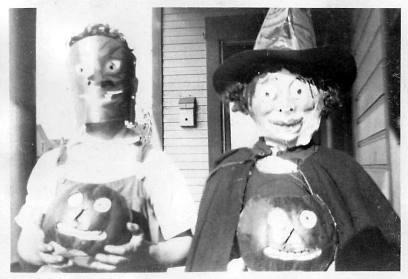 42 Vintage Snapshots of Freaky Halloween Costumes That Give You a