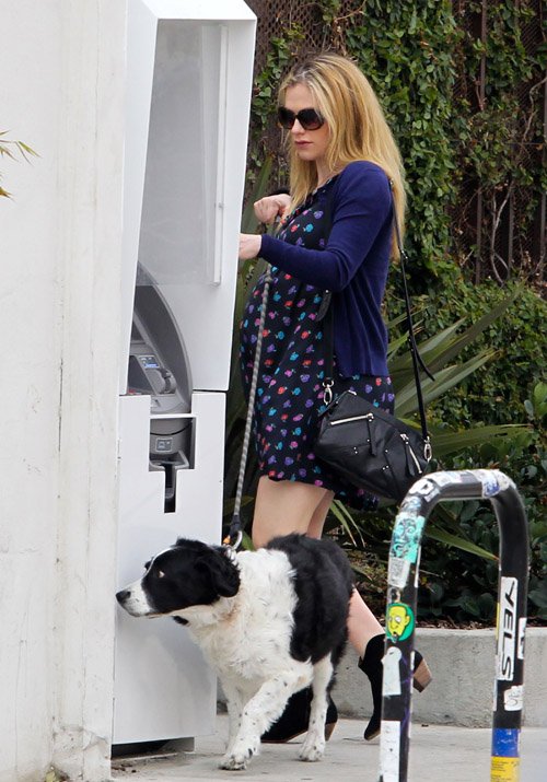 gossip-withouttheguild: Anna Paquin went for a morning walk with her ...