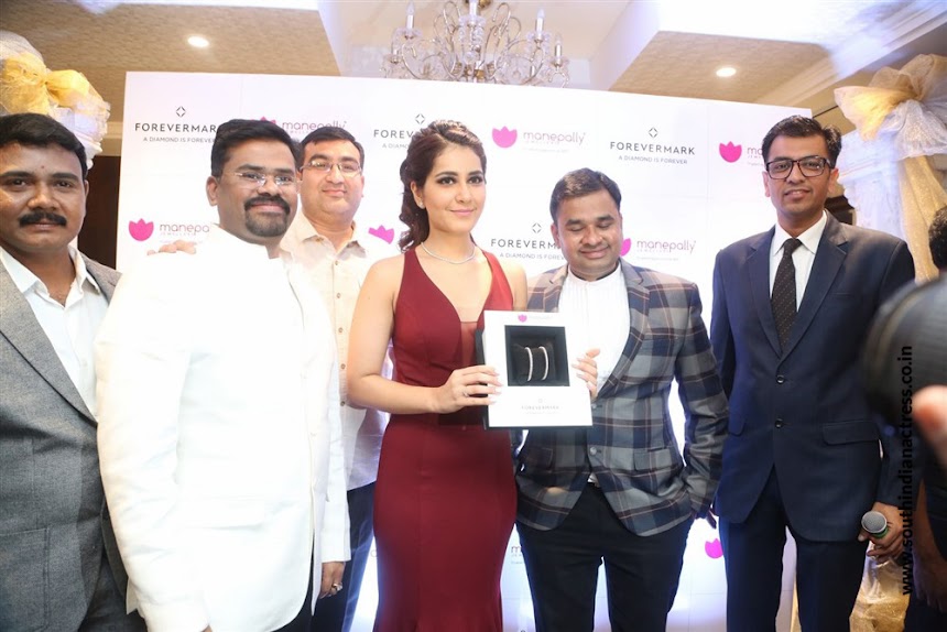Raashi Khanna launches Forevermark Diamonds at Manepally Jewellers