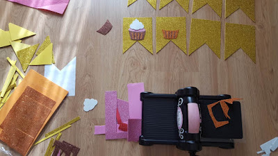 DIY Glitter Cupcakes Banner DIY Glitter Cupcakes Banner