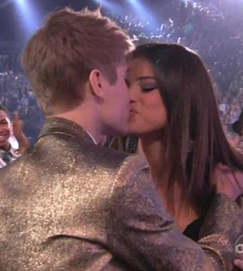 selena gomez and justin bieber kissing on boat. selena gomez and justin ieber