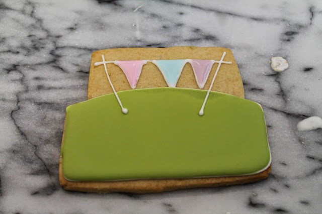 galletas decoradas para mama,cake for mothers day. Mothers day banner,Mother's day cookies ideas,  gifts for mom,,Mothers day decorated cookies, Holidays, cake cookie with banner, banner cookies, how to decorate a cake cookie,cookie decorating blog
