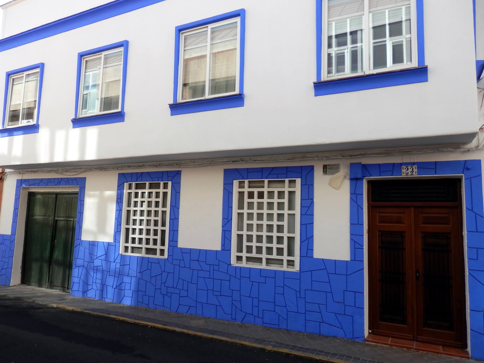 El Sayon Blanco Y Anil En La Calle De Los Reyes