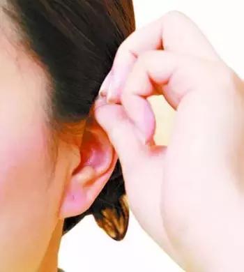 一套耳部自我按摩方法：這麼按，骨病、五臟問題...大有益處！(失眠、打嗝)