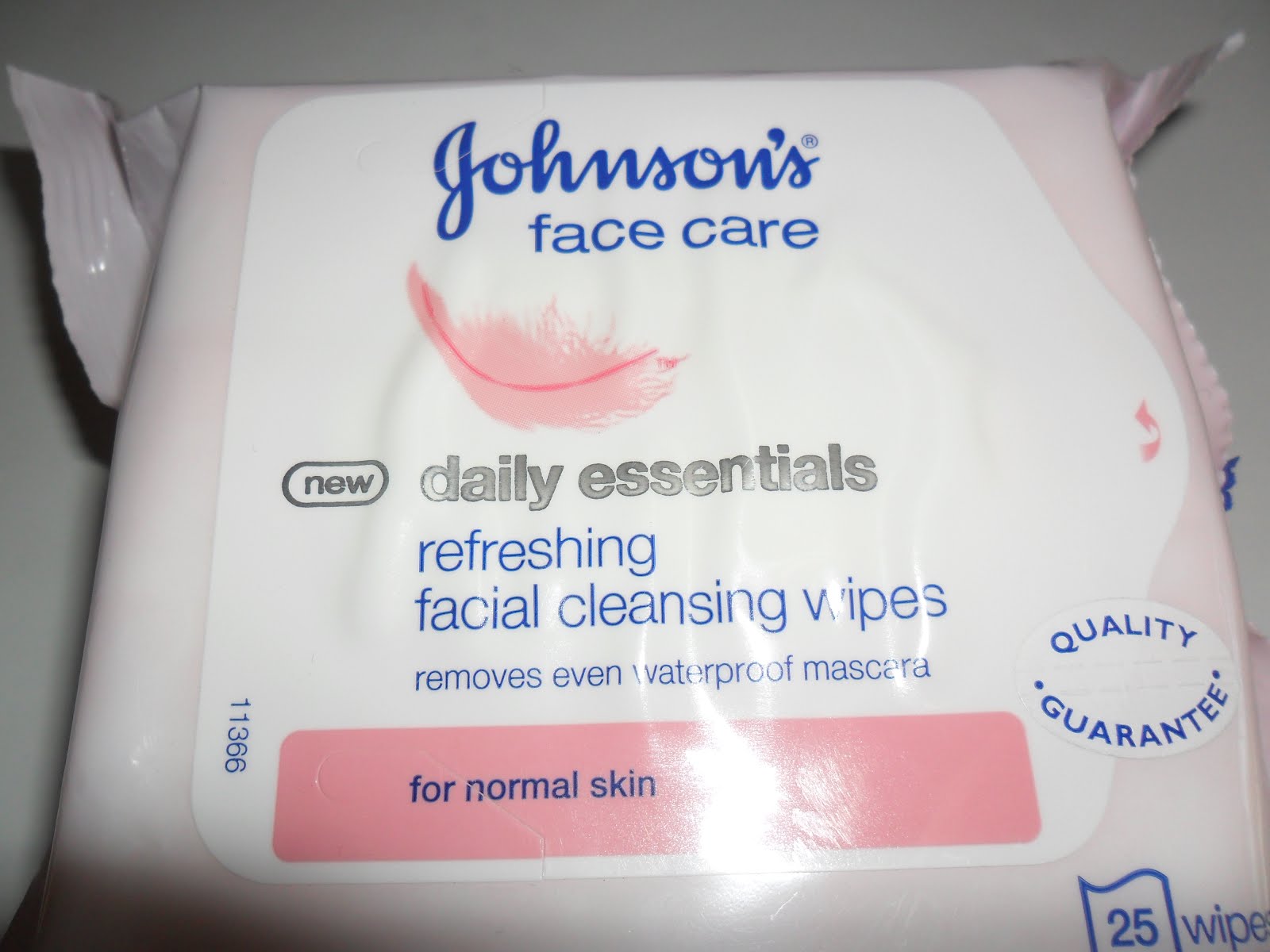 Johnson & Johnson Daily Essential Fragrance-Free Cleansing Wipes 25s main image 1