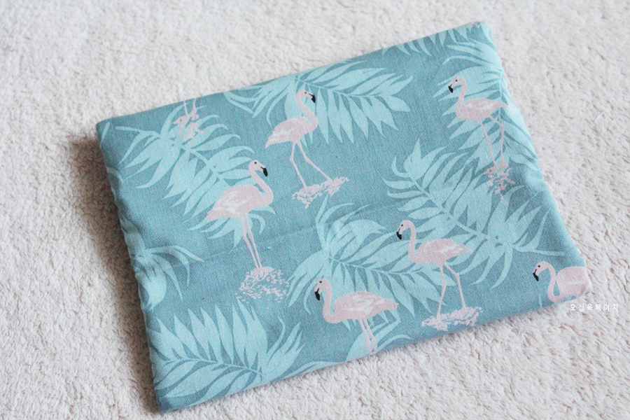 Lined Zip Pouch Tutorial - Make up bag/Headphone holder/Pencil case