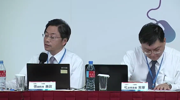 行政院於28日舉辦全民意見徵詢會議，左為行政院副院長張善政，右為政委杜紫軍