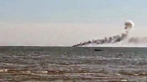 Πυρπολήθηκε ουκρανικό πλοίο στην ακτή της Μαριούπολης [video]