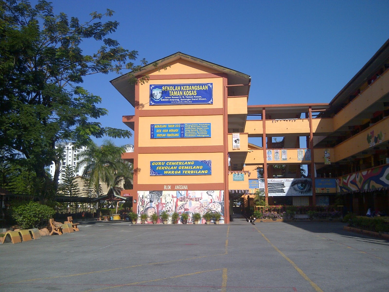 Sekolah di Surabaya Kembalikan Uang Seragam Siswa MBR 