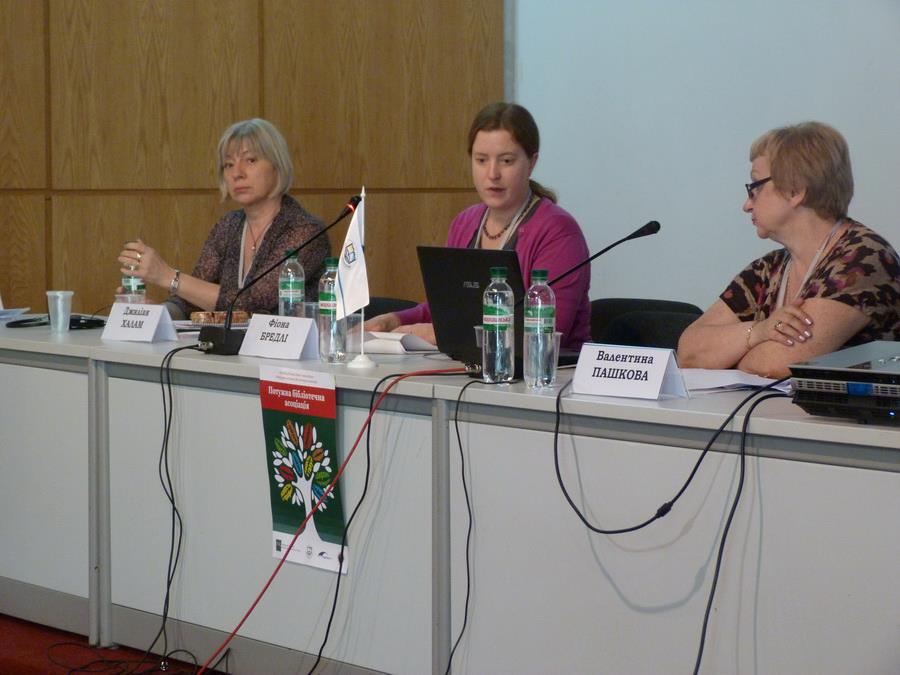 Библиотечный методист. Методист в библиотеке картинка. Картина профессия библиотекарь для детей. Библиотечный методист. Библиотечный методист.