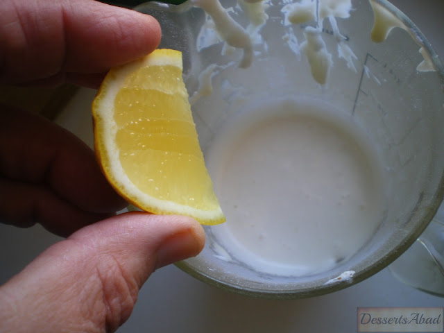 Zumo de limón sobre crema