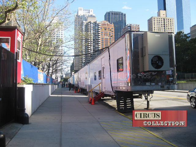 les camions du Big Apple Circus aligné dans une rue de  New York 