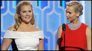 Amy Schumer y Jennifer Lawrence en los Globos de Oro 2016